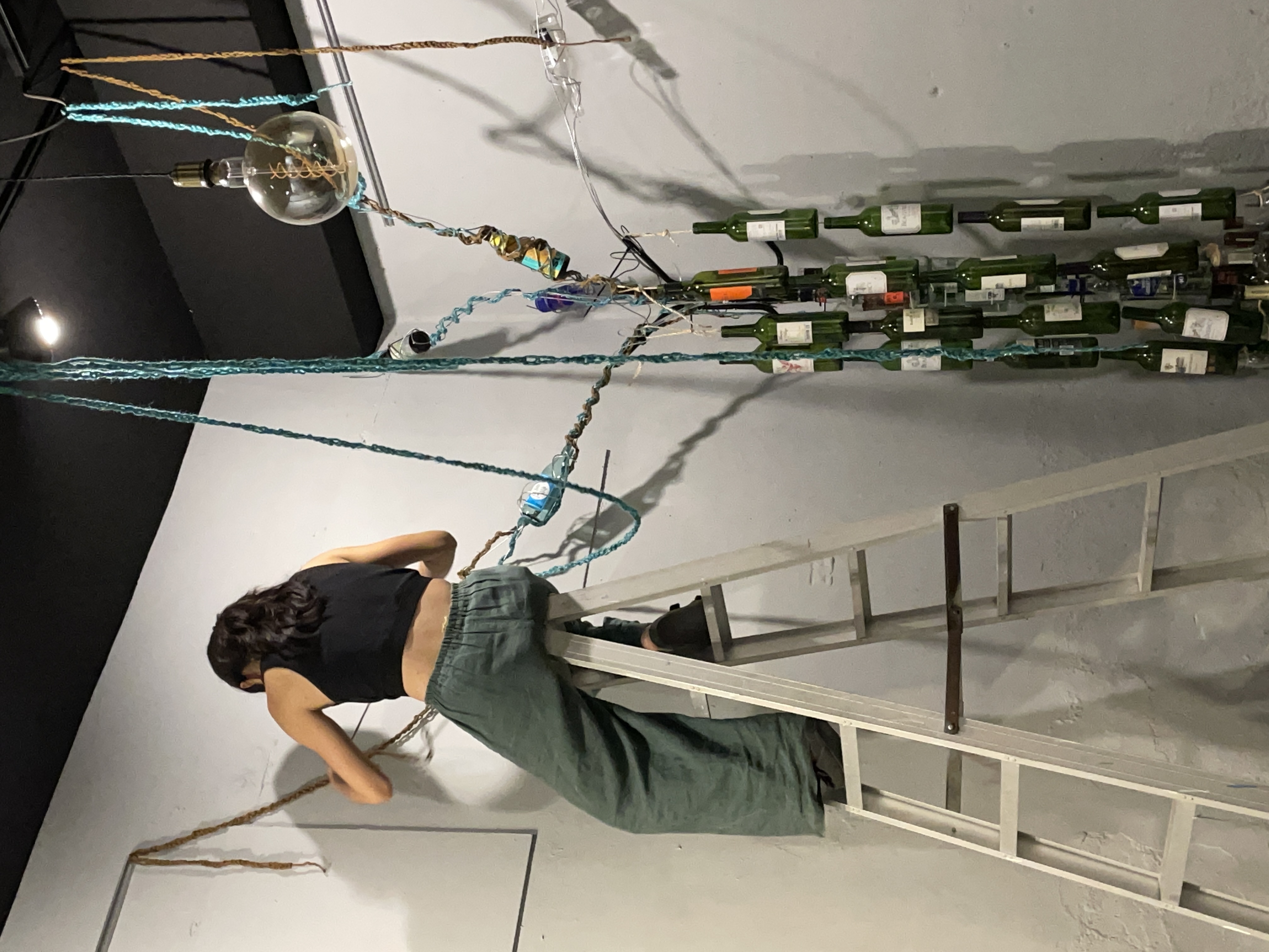 佈展（王箏於A字梯上作業）